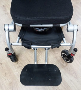 Adaptación de silla de ruedas reposa pies